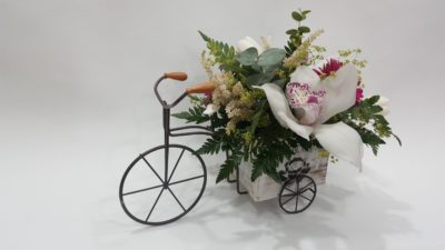 Aranjament de flori in bicicleta